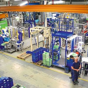 Bild 2: In der Spritzgießfertigung von Witte Nejdek produzieren 400 Experten im 4-Schichtbetrieb auf aktuell 51 Spritzgießmaschinen kleine bis mittelgroße Komponenten für Pkw-Schließsysteme, viele davon auf Vertikalmaschinen.