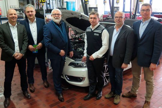 Informativer Austausch: (v.li.) Klaus Epple (Leiter Bildungszentrum), Johannes Lock (Berufsbildungsreferent), Martin Güll (MdL), Richard Wagner (Obermeister), Mario Lössl und Peter Kathan (beide stv. Obermeister).(Bild:  Kfz-Innung)