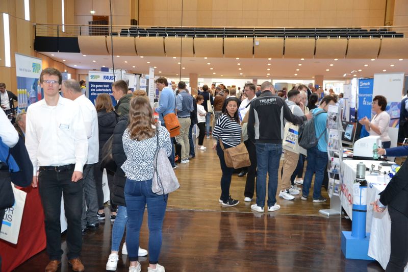 Impressionen der Lab-Supply Münster vom 25. September 2019  Die vorletzte Lab-Supply Messe 2019 fand im Messe und Congresszentrum, Halle Münsterland statt. Impressionen vom Messetag sowie einige Besucherstimmen finden Sie in dieser Bildergalerie. Die nächste Lab-Supply ist am 29. Oktober 2019 in Hamburg. Weitere Infos zu den kommenden Lab-Supply-Messen finden Sie auf www.lab-supply.info.   Lese-Empfehlung: Nachbericht zum erfolgreichen Auftakt der Lab-Supply in Wien. (LABORPRAXIS, C. Lüttmann)