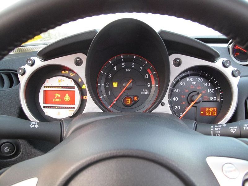 In prominenter Mittellage liegt der im Durchmesser gegenüber dem Vorgänger vergrößerte Drehzahlmesser. Auch die Gehäuse des Tachometers (rechts) und der Digitalanzeige des Bordcomputers (links) sind mit jeweils 100,6 Millimetern deutlich prominenter als die vergleichbaren Uhren des 350Z (je 88 Millimeter). (Archiv: Vogel Business Media)