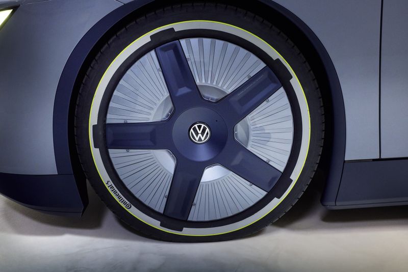 The wheels are custom-made. The rims' deflectors reduce air resistance; the tires reduce rolling resistance. (Source: Volkswagen AG)
