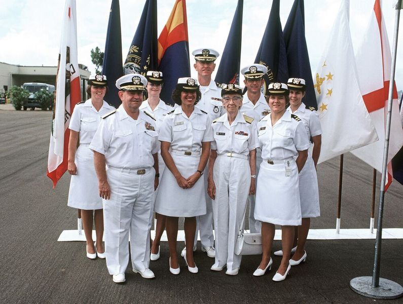 Mitglieder des Naval Data Automation Center aus San Diego zusammen mit Grace Hopper im Jahr 1985. (Bild: frei lizenziert)