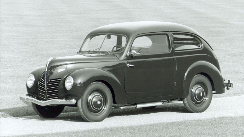 Früher Fastback-Bestseller: Der kompakte Ford Taunus folgte 1939 Designtrends made in USA. Dieser war der Nachfolger des von 1939 bis 1942 gebauten Modells Eifel. 1948 wurde das Modell als Ford Taunus mit der internen Bezeichnung G73A wieder aufgelegt und bis 1952 gebaut. Die Form seiner Karosserie mit Buckelheck, die ihn von allen anderen Taunus-Modellen unterscheidet, brachte ihm den bis heute gebräuchlichen Spitznamen „Buckeltaunus“ ein.  (Bild: Ford)