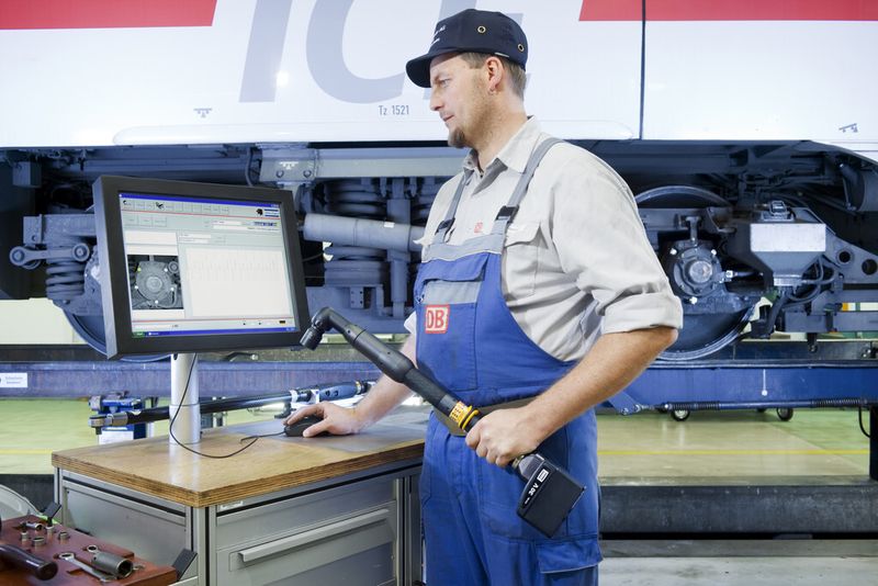 Rund 200 m lang ist ein ICE 3. Mobilität ist deswegen auch für die Schraubtechnik im Rahmen der Wartungsarbeiten Pflicht. Am Standort Frankfurt/Main setzt die Deutsche Bahn die mobilen Schraubstationen des Typs Tool-Station von Atlas Copco Tools ein. Ihr Vorteil: Für die prozesssichere Montage ist alles 