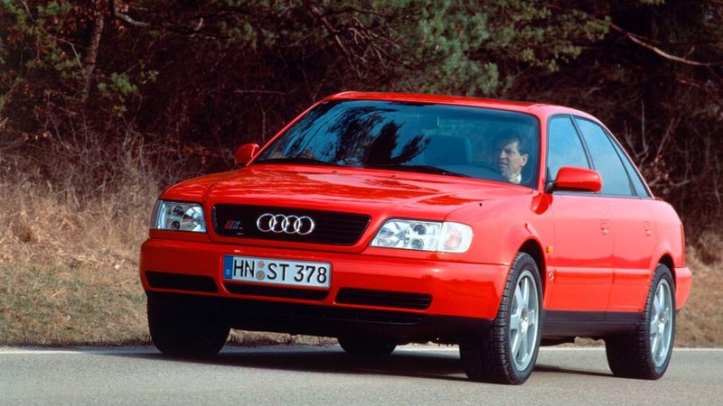 Im Jahr 1997 markierte der Audi S6 plus den eigentlichen Einstieg der heutigen Audi Sport GmbH in die Fahrzeugentwicklung. Diese gab es als Limousine und als Kombi (Avant). Das neue Unternehmen bot ihn als 2,2-Liter-Reihenfünfzylinder-Turbomotor mit einer maximalen Leistung von 169 kW (230 PS) an sowie als 4,2-Liter-V8-Motorvariante mit 213 kW (290 PS). (Bild: Audi AG)