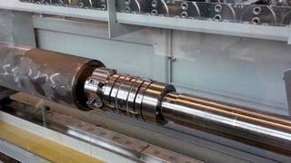 Bild 1: Bohrkopf beim Ausfahren nach dem Vorbohren mit der Führung voran: Für die ziehende Arbeitsweise gehen die Führungsleisten den Schneiden voraus. (Bild: TBT)