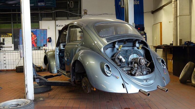 In der Werkstatt wird gerade ein weiterer VW Käfer fertiggestellt. (Rosenow/»kfz-betrieb«)