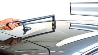 Mit dem Verlängerungsstab braucht man sich nicht mehr über das Dach zu strecken, wenn Dellen, die sich in dessen Mitte befinden, beseitigt werden sollen. (Bild: Beulentechnik AG)