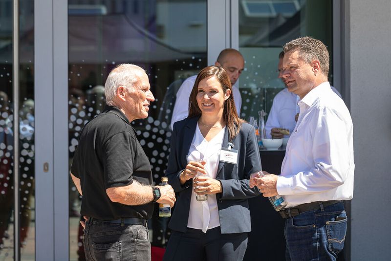 Steckverbinderkongress 2022: Das Get together am 4. Juli 2022 und die Abendveranstaltung am 5. Juli 2022 auf dem Vogel-Campus boten viele Gelegenheiten sich in entspannter Atmosphäre auszutauschen und zu netzwerken. Schon so manches Projekt nahm hier seinen Anfang. (Bild: Elektronikpraxis)