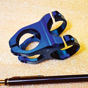 Anspruchsvolles Bauteil aus eloxiertem Aluminium für ein hochwertiges Fahrrad.(Bild:  Klaus Vollrath)