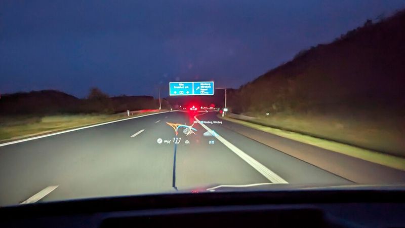 Das im Testwagen verbaute Digital Light mit Markierungsfunktion leuchtete die Fahrbahn hervorragend aus und legte zudem Spots auf Verkehrszeichen. Auch die automatische Abblendfunktion beziehungsweise das „Ausschneiden“ anderer Verkehrsteilnehmer aus dem Lichtteppich funktioniert offenbar zuverlässig – jedenfalls wurden wir nie empört mit der Lichthupe angeblinkt. Ebenfalls im Bild zu erkennen ist das sehr hilfreiche, farbige Head-up-Display. (Bild: Rosenow – VCG)