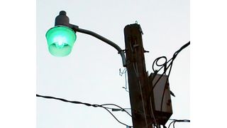 Quecksilberdampflampen sind nicht nur in der Industrie im Einsatz. Auch Kommunen nutzen die Technik noch. (Bild: Torindkflt English, gemeinfrei)