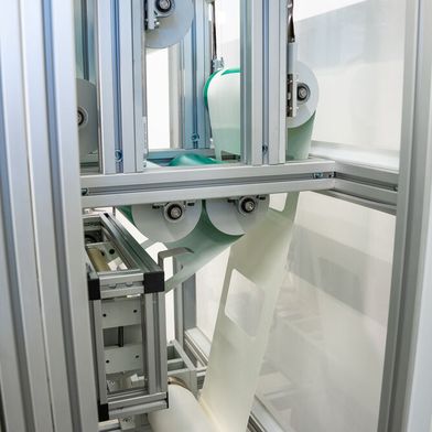 Der Blick auf die Papierhaspel nachdem die Papierbahn das Siegelmodul passiert hat. Hier sieht man auch deutlich die einzelnen Abschnitte der 4-Rand-Beutel, welche die Demo-Anlage fertigt. (Bild: Fraunhofer IVV)