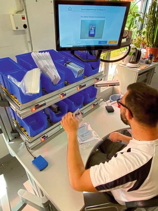 Konzentriert bei der Arbeit – unterstützt durch Bilder, Texte und Lichtsignale.(Bild:  MiniTec)