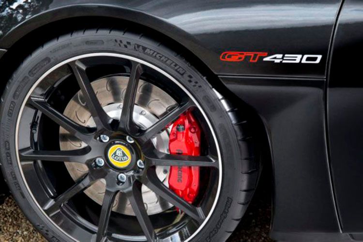 ... mit den geschmiedenten Alufelgen ganze 26 Kilogramm. (Lotus)
