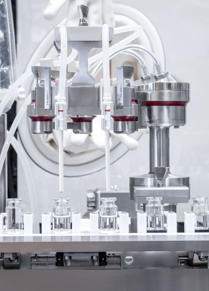 Hochpräzise Dosierungen, exakte Füllmengen: Bei einem Dosierfehler wird zudem nicht ausgeschleust, sondern unmittelbar nachdosiert. Ein weiterer Vorteil des Füllsystems ist das An- und Leerfahren auf der Wägezelle. (Bild: Optima)