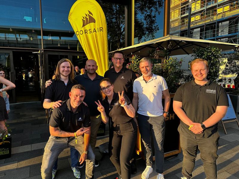 Romeo Gramaglia und Frank Seifert (Corsair) mit ihrem Distri Littlebit. (Bild: Vogel IT-Medien )