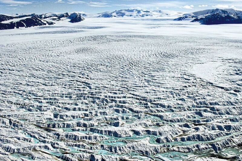 Ausbreitung eines Risses am Eisschelf Larsen C: Dieser Riss führte im vergangenen Jahr zum Abbruch eines Eisbergs mit der doppelten Fläche von Luxemburg – und warf die Frage auf, ob das Eisschelf bei steigenden Temperaturen stabil bleiben wird.  (British Antarctic Survey)