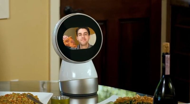 Der Wein ist schon entkorkt. Dazu bestellt der Personal Robot eine leckere Pizza. (Jibo)