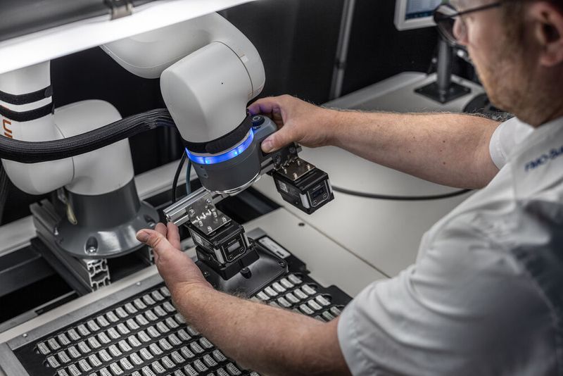 Sensitive Gelenkmomentsensoren in allen sechs Achsen des LBR iisy ermöglichen eine sichere Zusammenarbeit von Mensch und Roboter. (Bild: KUKA)