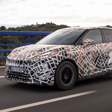 Vier Meter lang, aber mit den Fahreigenschaften eines Sportlers – die Testfahrt im Cupra Raval verspricht Verkaufsspaß für die Händler.  (Bild: Seat via aum)