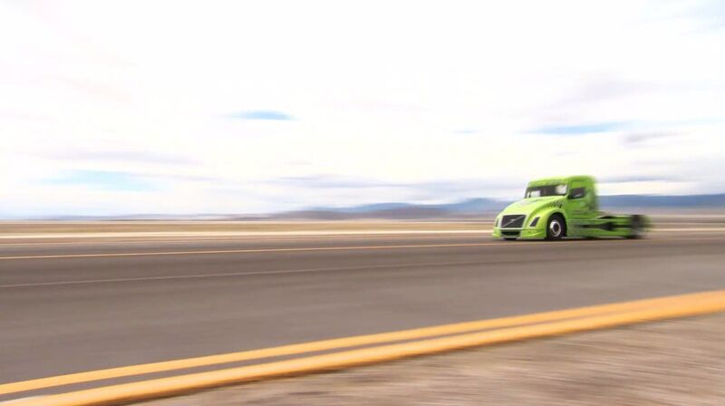 Der Mean Green leistet 2100 PS und spurtet in vier Sekunden von Null auf 100 km/h (Bild: Volvo)
