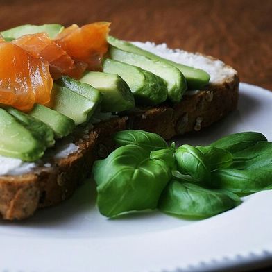 Examples of foods high in PUFAs include fatty fish and soybeans, while MUFAs include olive oil and avocadoes. (Source: free licensed)