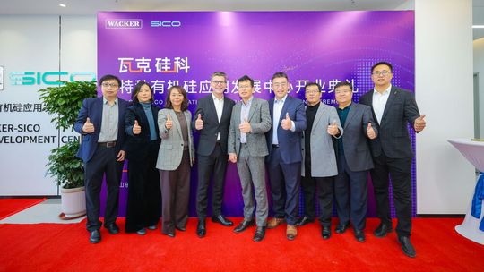 Zur Eröffnung des Wacker Sico Application Development Centers kamen unter anderem Laurent Morineaux, Leiter der Business Unit Energy & Industrial (vierter von links) im Geschäftsbereich Wacker Silicones, und Kevin Qu, Hauptgeschäftsführer von Sico Performance Material (rechts daneben).(Bild:  Wacker)