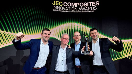 Lachende Leichtbau-Sieger! Dieses Quartett nahm in Paris den „JEC Innovation Award 2026“, für den sich die TU Chemnitz erfolgreich beworben hat, entgegen. Von links: Steve Büchner (Wickert Maschinenbau), Rüdiger Knauß (Mahle International), Frank Schettler (TU Chemnitz) und Martin Dietze (Formenbau GF).(Bild:  JEC)