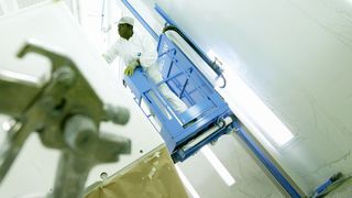 Die Personenarbeitsbühne Wall-Man der Firma Büchele in Aktion. (Archiv: Vogel Business Media)