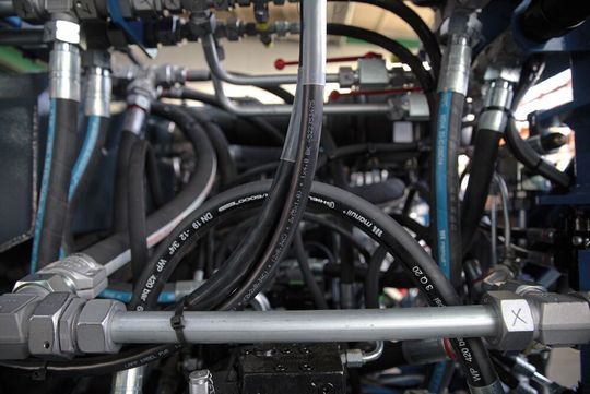 Steckverbindungen der Versorgungs- sowie Steuer- und Datenleitung an der Außenseite des Scheuerle SPMT K24.(Bild:  Lapp)