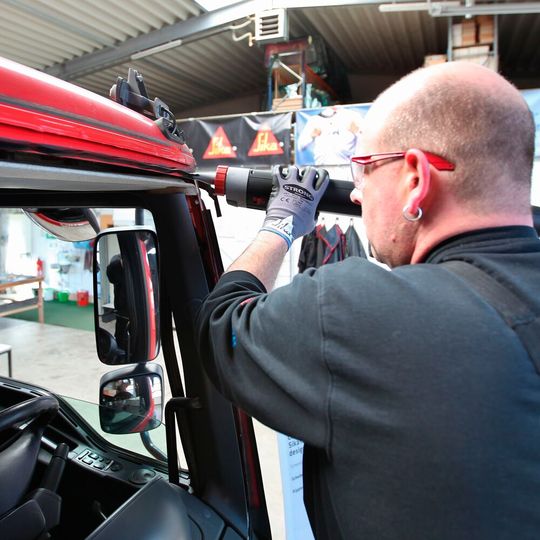 Das eigens für die Nutzfahrzeug-Verglasung konzipierte Sikaflex-271 PowerCure hat laut Hersteller eine Offenzeit von zehn Minuten – und bietet damit ausreichend Zeit um großflächige Scheiben zu positionieren. (Bild:  Sika)