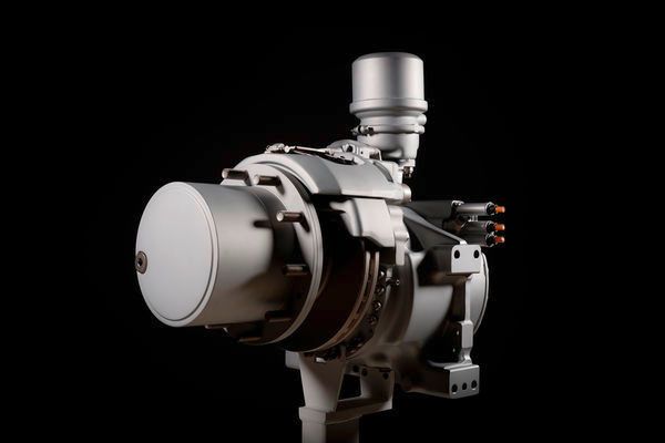 Der Antrieb erfolgt über Elektromotoren nahe den hinteren Radnaben. Die Elektromotoren leisten jeweils 125 Kilowatt, das maximale Drehmoment beträgt je 500 Newtonmeter. (Daimler)