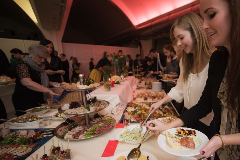 Vogel X-Mas Party 2012 im VCC in Würzburg    Der Andrang am Buffet war groß. Vorneweg natürlich die Azubis.  Weitere exklusive Bilder zur Vogel Weihnachtsfeier finden Sie auf unserer Facebook-Fanpage. Jetzt reinschauen und Fan werden. Wir freuen uns über jeden Like. (Bild: Marcel Gollin/Vogel Business Media)