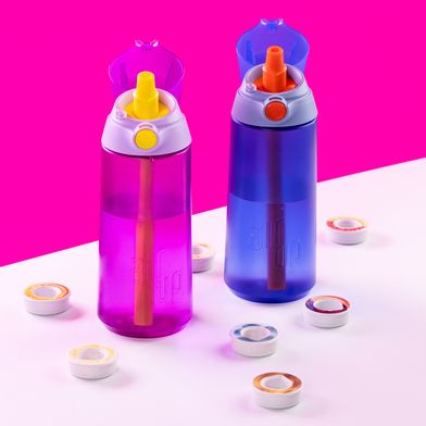 Die Silikon-Mundstücke in den Trinkflaschen, hier jeweils ohne Aroma-Pod zu sehen. Dieser wird in der gewünschten Geschmacksrichtung einfach oben aufgesteckt. (Bild: Wacker Chemie)