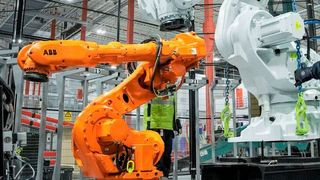 Der Einsatz von Robotern gehört in einigen Branchen längst zum Alltag – hier nur ein Beispiel. Doch scheint der Logistiksektor generell eher zaghaft mit der Einführung neuartiger Systeme umzugehen, wie eine Studie von Panasonic belegt. Das könnte fatal werden. (ABB)