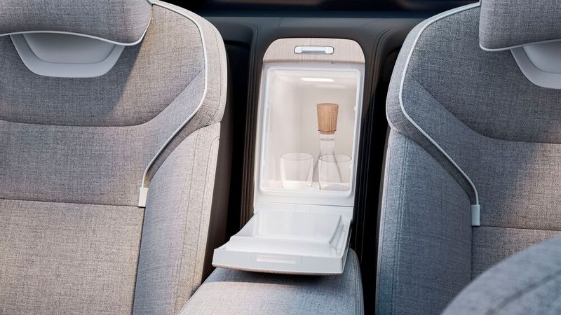 Für Rolls-Royce-Flair sorgt die kleine Bar. (Bild: Volvo)