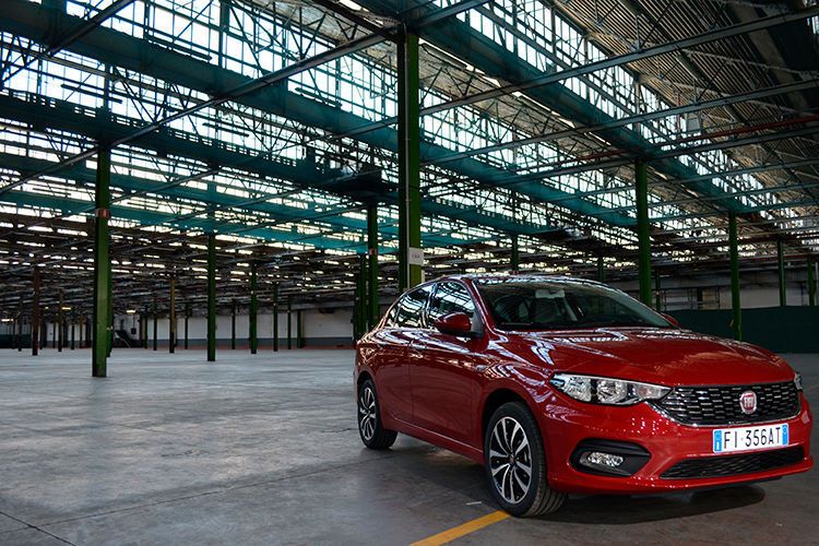 Eindrucksvolle Pressevorführung des neuen Tipo in der alten Produktionshalle des Fiat Nuova 500, der von 1957 bis 1975 dort gefertigt wurde. (Foto: Rehberg / »kfz-betrieb«)