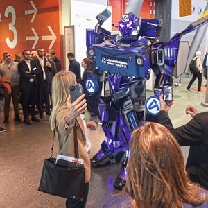 Die Logimat, internationale Fachmesse für für Intralogistik-Lösungen und Prozessmanagement, findet vom 24. bis 26. März 2026 auf dem Messegelände Stuttgart direkt am Stuttgarter Flughafen statt. In diesem Jahr werden Produktpremieren im dreistelligen Bereich erwartet.(Bild:  Euroexpo/Nicolas Maack)