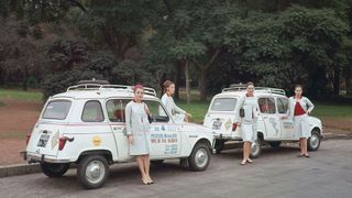Vier hübsche Frauen, zwei R4: 1965 startet das französisches Quartett zu einer spektakulären Expedition von Feuerland nach Alaska. (Bild: Renault)