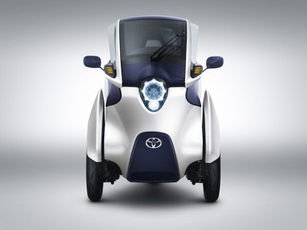 Der Toyota i-Road kombiniert die Vorzüge eines Autos mit der Wendigkeit eines Zweirads (Bild: Toyota)