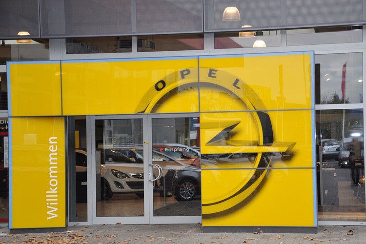 ... das gelbe Eingangsportal stellt ebenfalls einen Standard dar. Finanzielle Unterstützung gibt es nur für Opel-Händler. (Foto: Opel)