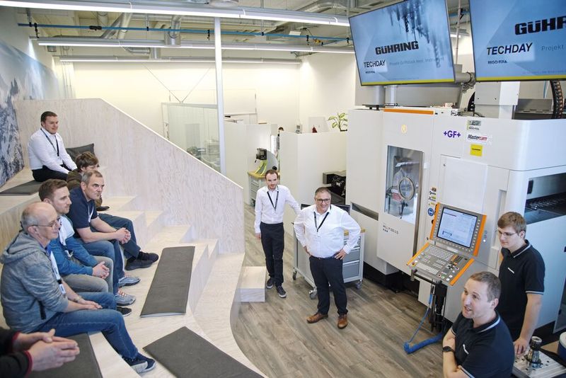 Ici, au centre d'application de REGO-FIX AG, les composants horlogers et médicaux ont été présentés sous copeaux et les étapes de fabrication ont été expliquées par les spécialistes de Gühring et de REGO-FIX. (Source : Matthias Böhm)