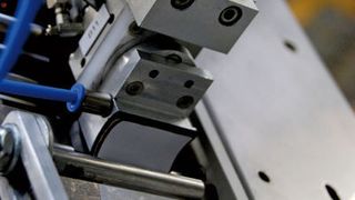 Kundenspezifische Schwenkvorrichtung (Festo) mit pneumatischem Etiketten-Applikator. Bild: Brady (Archiv: Vogel Business Media)