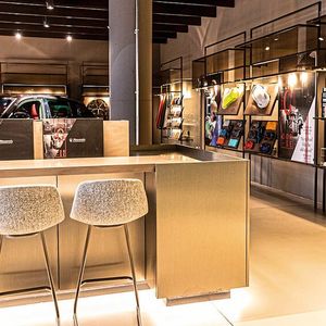 Anlaufpunkt für die Kunden ist eine Art Kücheninsel.(Bild:  Maserati)