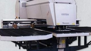 Die CNC-Stanz-Nibbelmaschinen der Baureihe Durma RP haben einen als solides C-Gestell ausgeführten Maschinenrahmen, der die Maschine sicher gegen Verdrehung, Aufbiegung und Verformung macht. (Archiv: Vogel Business Media)