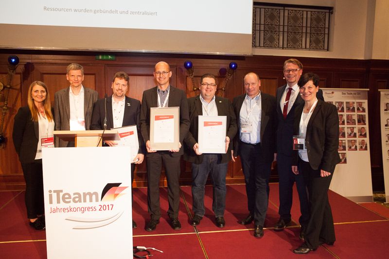 Übergabe der Urkunden für das “spannendste Partnerprojekt 2017”: v.l.: Margarita Martens (iTeam), Frank Roebers (iTeam), Mario Bauer (StarCom Bauer GmbH), Dirk Becker (optimIT GmbH ), Dino Bordonaro (Bordonaro IT GmbH), Franz-Werner Britz (optimIT GmbH ), Georg Schiedel (iTeam), Maria Kornhoff (iTeam) (iTeam)