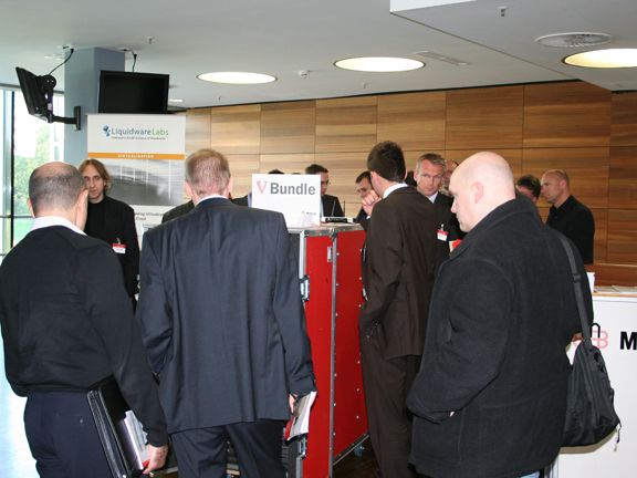 Eines der Highlights auf der Messe: Schicht für Schicht arbeiteten sich die Partner zur vBundle-Demo vor. (Archiv: Vogel Business Media)