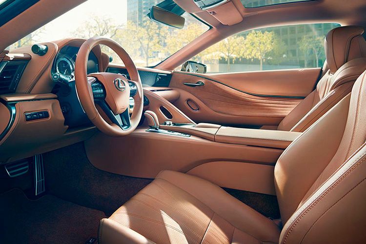 Der Innenraum ist eine erfrischende Alternative zu den bekannten Interieurs von BMW, Mercedes und Co. (Lexus)