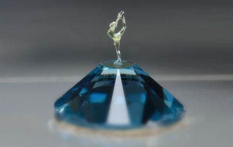 Abb. 3: Die gerade mal 3 mm große Tänzerin wurde direkt auf einen Kristall gedruckt. Den „Tanz auf dem Kristall“ gibt es auch auf www.youtube.com/nanoscribe. (Bild: Nanoscribe GmbH)